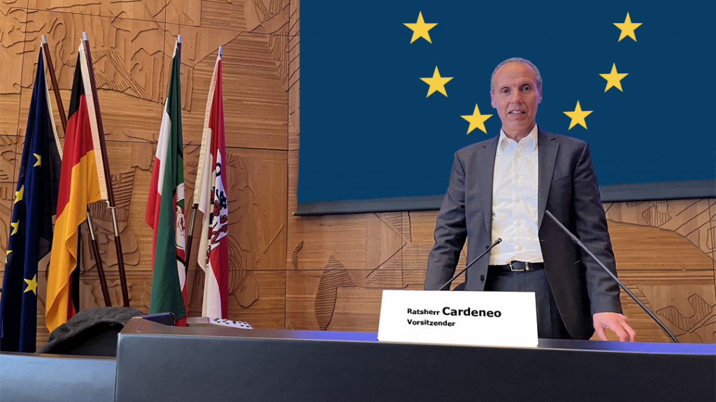 Ich im Plenarsaal des Rathauses als Vorsitzender des Ausschusses für Wirtschaftsförderung und internationale und regionale Zusammenarbeit